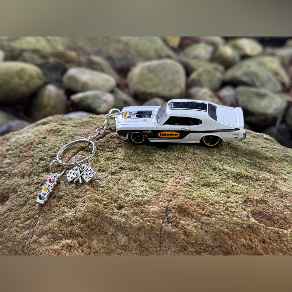 Hot Wheels 2008 70 Buick GSX Toy Car Keychain